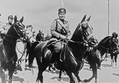 Album "Duce": Benito Mussolini zu Pferd mit seinem Gefolge in Rom von Pandimiglio Pandimiglio