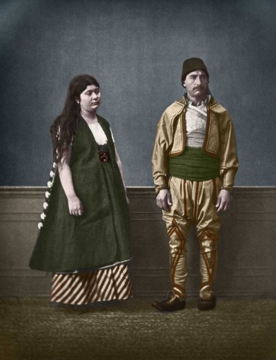 Porträt einer bulgarischen Frau aus Sofia und eines bulgarischen Mannes um 1890. Kolorierte Fotografie von Pascal Sebah (1838-1890). von Pascal Sébah