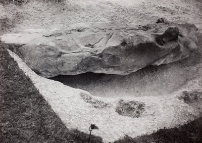 Felsen in Gras eingelassen von Paul Nash
