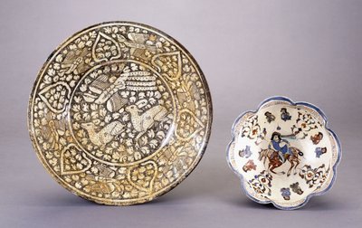Eine Sultanabad-Keramikschale, die zwei sitzende Hirsche unter dichten Blattmotiven darstellt, 14. Jahrhundert von Persian School
