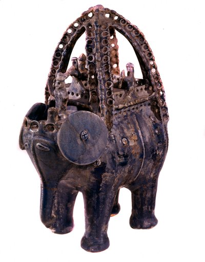 Persische Kunst: Rhyton aus blauer Fayence aus der Region Gorgan im Iran. 13. Jahrhundert. Teheran, Archäologisches Museum von Persian School