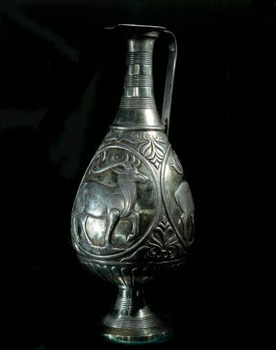 Persische Kunst: Silberkaraffe mit Medaillons, die Hirsche darstellen. 5.-7. Jahrhundert. Private Sammlung von Persian School