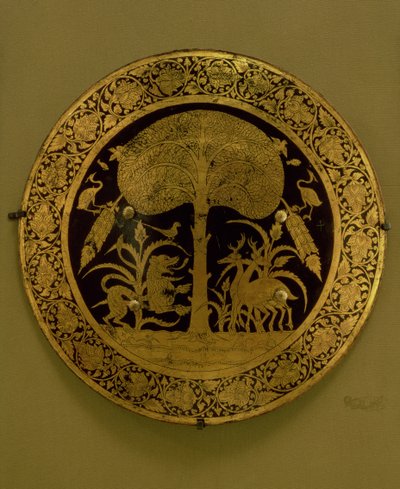 Teller mit einem Rand aus stilisierten Blumen, der eine Szene mit exotischen Tieren unter einem ausladenden Baum umgibt (vergoldete Bronze) von Persian School