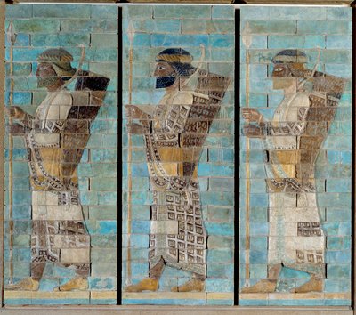 Das Fries der Bogenschützen, aus dem Palast von Darius I., König von Persien, in Susa von Persian School