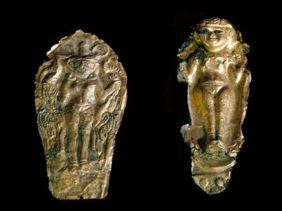 Phönizische Kunst: Zwei goldene Statuetten, links die Göttin Ishtar (Inanna oder Astarte) auf einer Platte, rechts eine Fruchtbarkeitsgöttin mit erhobenen Armen vom Fundort Tink El Beida, Syrien. 15. bis 12. Jahrhundert v. Chr. Paris, Louvre von Phoenician