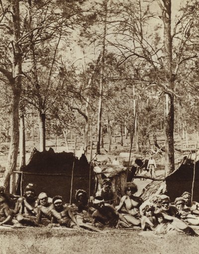 Australische Aborigines, die sich hinter einem Windschutz verstecken von Photographer Australian