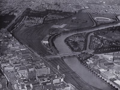 Melbourne: Eine Luftaufnahme der Jolimont Eisenbahnhöfe und des Flusses Yarra, zeigt einen kleinen Teil der Stadt und Richmond in der Ferne von Photographer Australian