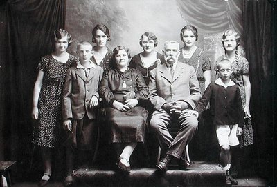 Familie mit zahlreichen Kindern, frühes 20. Jahrhundert von Photographer Austrian