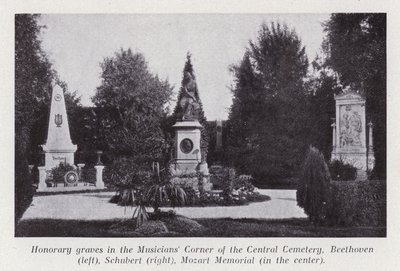 Ehrengräber in der Musiker-Ecke des Zentralfriedhofs, Beethoven (links), Schubert (rechts), Mozart-Denkmal (in der Mitte) von Photographer Austrian