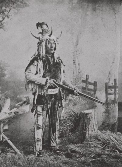 Stony Indian im Kriegskostüm von Photographer Canadian