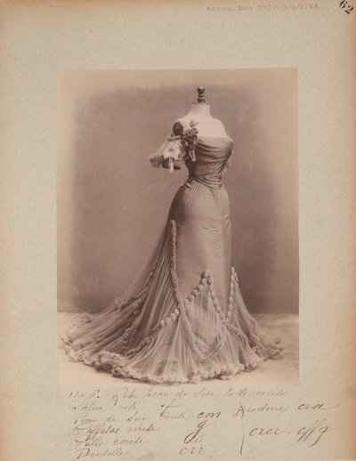 Albumseite: House of Worth, Ballkleid von Photographer French