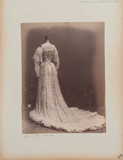 Albumseite: House of Worth, Abendkleid von Photographer French