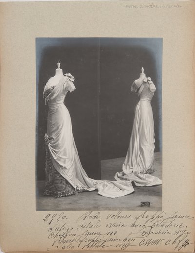 Albumseite: House of Worth, Abendkleid von Photographer French