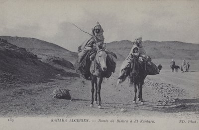 Reisende in der algerischen Sahara auf der Straße von Biskra nach El Kantara von Photographer French