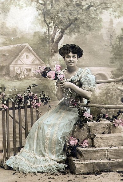 Frau mit Blumenkranz, Postkarte (um 1900) von Photographer French
