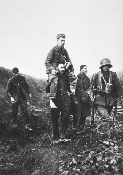 Ein deutscher Infanteriesoldat mit verletztem Bein wird von englischen Kriegsgefangenen aus der Schlacht getragen von Photographer German