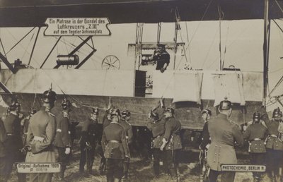 Ein Matrose in der Gondel des Zeppelin LZ III auf dem Schießplatz Tegel, Berlin von Photographer German