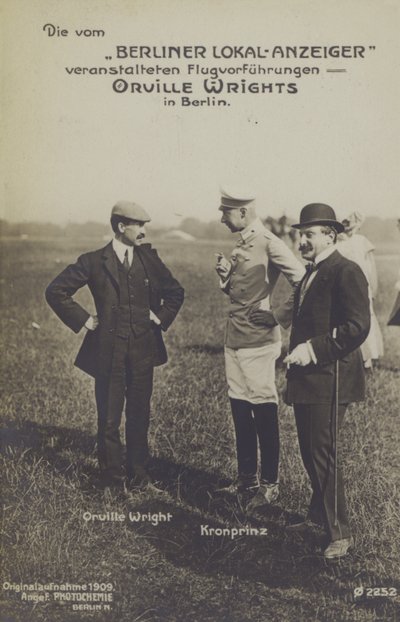 Der amerikanische Flieger Orville Wright im Gespräch mit Kronprinz Wilhelm von Deutschland während eines Besuchs in Berlin von Photographer German