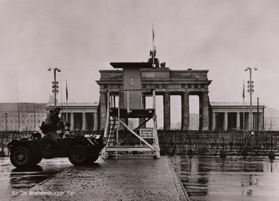 Britischer Panzerwagen an der Grenze zwischen Ost- und Westberlin am Brandenburger Tor von Photographer German