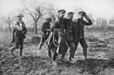 Kameradschaft: Englische Gefangene mit einem verwundeten Deutschen auf dem Weg zum Sammelpunkt für Verwundete (s/w Foto) von Photographer German