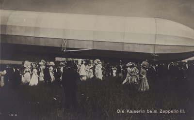 Kaiserin Victoria Augusta von Deutschland mit Zeppelin LZ III von Photographer German