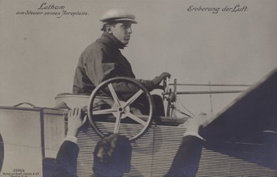 Der französische Flieger Hubert Latham an den Steuerungen seines Flugzeugs von Photographer German