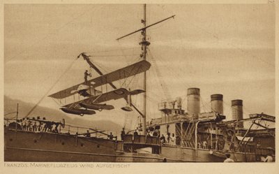 Französisches Marineflugzeug wird auf ein Schiff gehoben von Photographer German