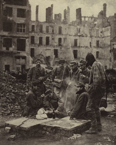 Deutsche Kriegsgefangene aus sowjetischer Gefangenschaft entlassen inmitten der Ruinen Berlins von Photographer German