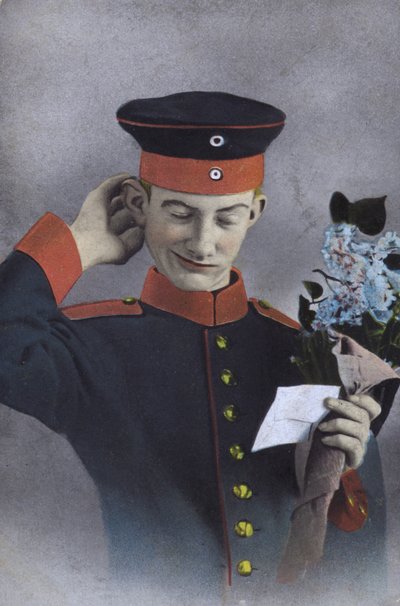 Deutscher Soldat hält einen Zettel und einen Blumenstrauß von Photographer German