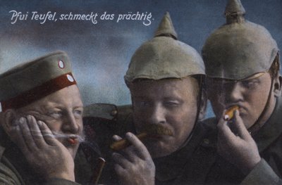 Deutsche Soldaten genießen Zigarren von Photographer German