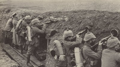 Deutsche Soldaten in den Schützengräben in Flandern, die durch Schießscharten aus kleinen Holzkisten und Abwasserrohren schießen (s/w Foto) von Photographer German