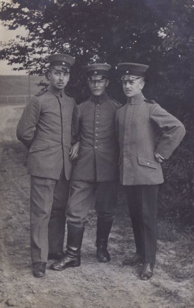 Gruppe von drei deutschen Soldaten (s/w Foto) von Photographer German