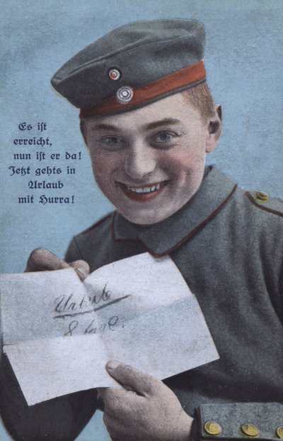 Glücklicher deutscher Soldat mit Urlaubsmeldung von Photographer German