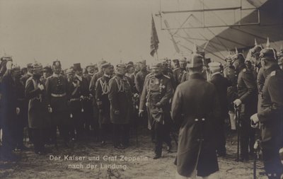 Kaiser Wilhelm II. und der deutsche Luftschiffkonstrukteur Graf Ferdinand von Zeppelin nach der Landung eines Zeppelins von Photographer German