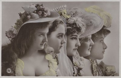 Reihe von Frauen in historischer Kleidung von Photographer German