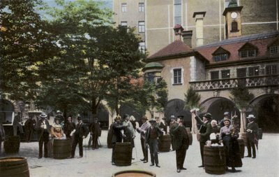 München: Königliches Hofbräuhaus, Hof von Photographer German