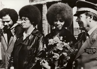 Am 11. September 1972 wurde die mutige amerikanische Kommunistin und Bürgerrechtlerin Angela Davis von den Soldaten der Nationalen Volksarmee der Deutschen Demokratischen Republik am Brandenburger Tor herzlich empfangen von Photographer German