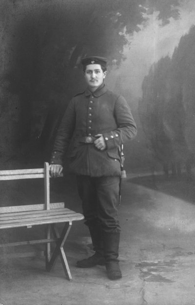 Porträt eines deutschen Soldaten (s/w Foto) von Photographer German