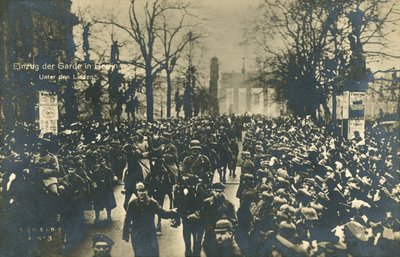 Rückkehrende deutsche Truppen marschieren auf Unter den Linden, Berlin, Dezember 1918 von Photographer German