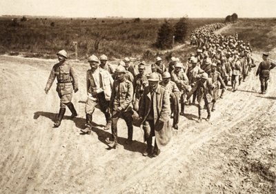 Rumänische Gefangene kommen von der Schlacht bei Focsani (s/w Foto) von Photographer German