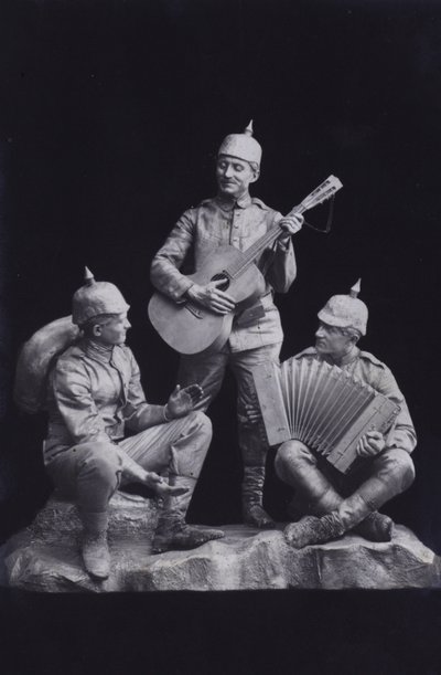 Skulptur, die eine Gruppe deutscher Soldaten des Ersten Weltkriegs beim Musizieren darstellt von Photographer German