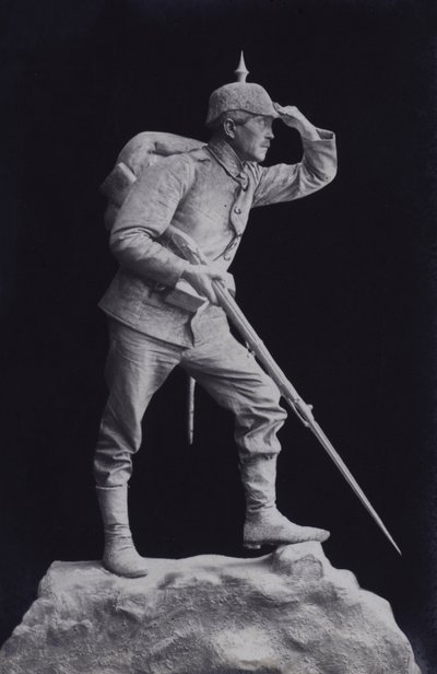 Skulptur eines deutschen Soldaten des Ersten Weltkriegs, der über das Schlachtfeld blickt von Photographer German