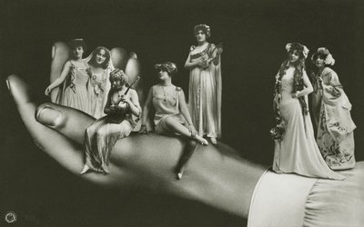 Surreale Hand hält verschiedene Frauen von Photographer German