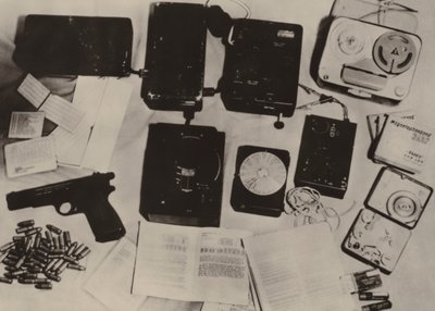 Die Ausrüstung von Sterzyk, Agent des US-Geheimdienstes, der bei dem Versuch, ... (s/w Foto) von Photographer German