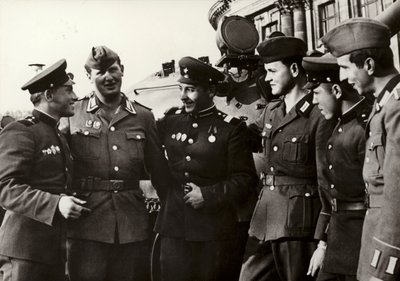 Die Soldaten der Nationalen Volksarmee pflegen enge Freundschaft mit den Soldaten der Sowjetarmee von Photographer German