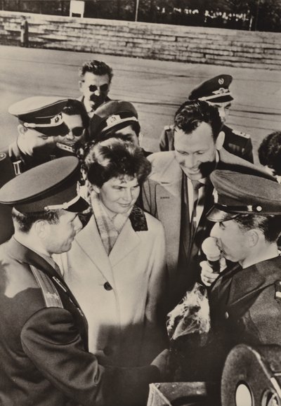 Valentina Tereschkowa-Nikolajewa und Juri Gagarin wurden herzlich begrüßt, als sie am 20. Oktober 1963 die Grenzschutztruppen in Berlin besuchten (s/w Foto) von Photographer German