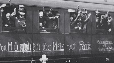 Deutsche Truppen des Ersten Weltkriegs fahren in einem Eisenbahnwagen mit der Aufschrift 