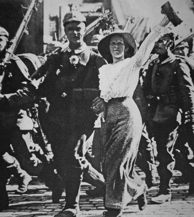 Deutsche Truppen des Ersten Weltkriegs marschieren in den Krieg, ihre Uniformen und Gewehre mit Blumen der jubelnden Menge geschmückt von Photographer German