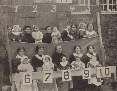 Frauen und Kinder des besetzten Nordfrankreichs posieren für ein deutsches Foto von Photographer German