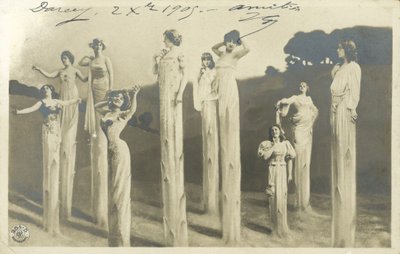 Frauen auf Stelzen als Spargel verkleidet von Photographer German